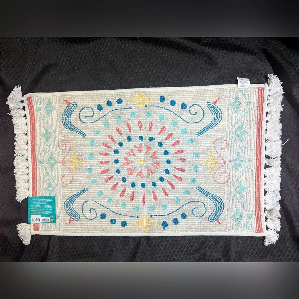 Pioneer Woman Mazie Medallion Tassel Arctic White Bath Rug.